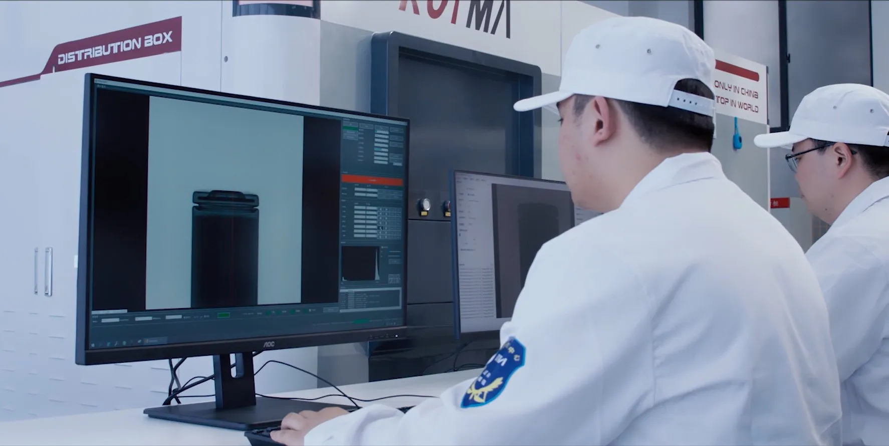 Two Royma engineers reviewing a scan at the workstation